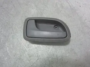Foto de MANETA INTERIOR DELANTERA IZQUIERDA referencia 8261007000
