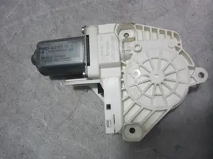 Foto de MOTOR ELEVALUNAS DELANTERO IZQUIERDO PORSCHE CAYENNE (TIPO 92A) 4.8 V8 CAT (400 CV / 294 KW) referencia 8K0959801B foto 2