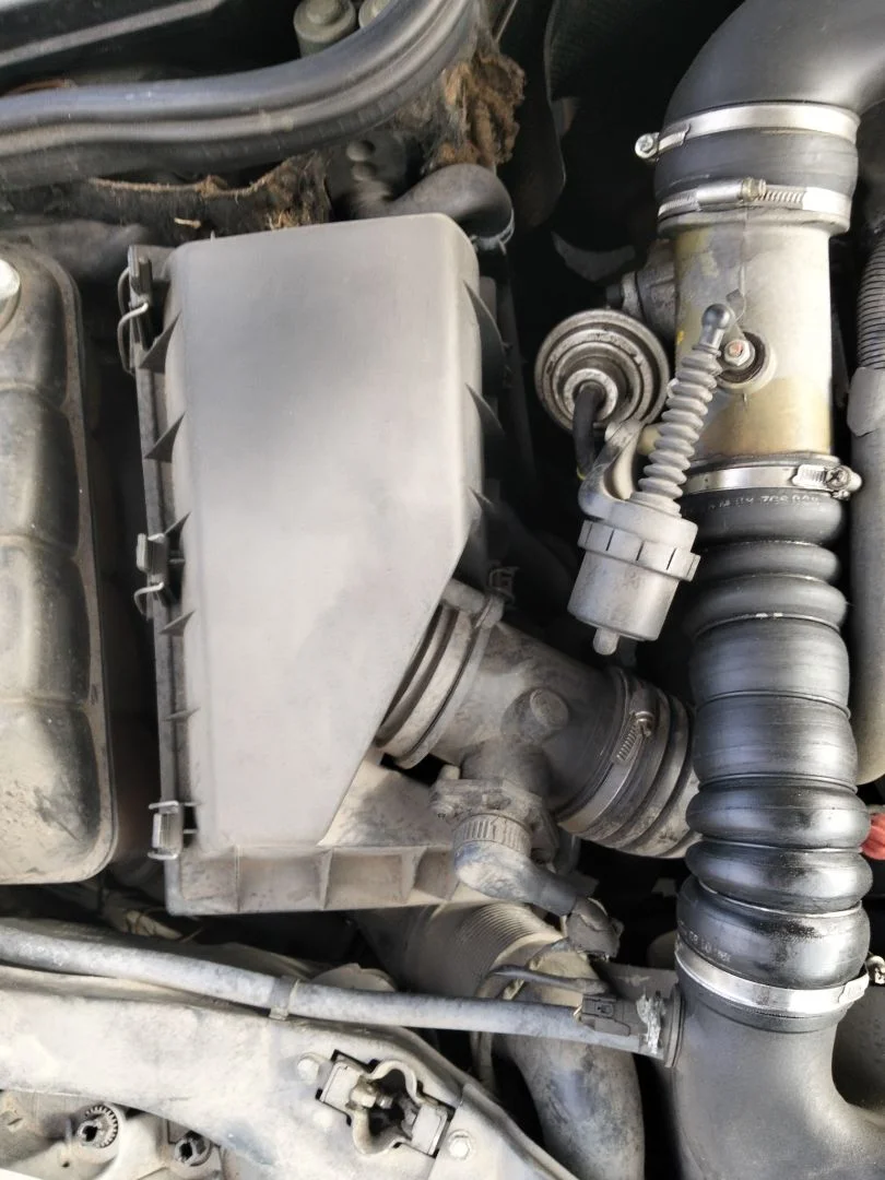 Foto de CAJA FILTRO AIRE MERCEDES-BENZ CLASE E (BM 210) BERLINA referencia A6020902501