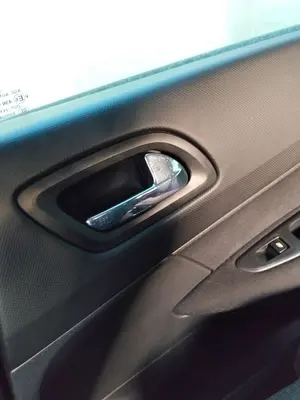 Foto de MANETA INTERIOR TRASERA DERECHA PEUGEOT 308 SW 1.6 HDi FAP CAT (9HZ / DV6TED4) (109 CV / 80 KW)
