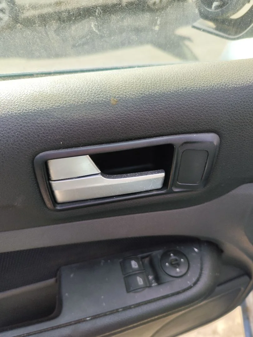 Foto de MANETA INTERIOR DELANTERA IZQUIERDA FORD FOCUS BERLINA (CAP) 1.8 TDCi Turbodiesel CAT (116 CV / 85 KW) referencia 1470113