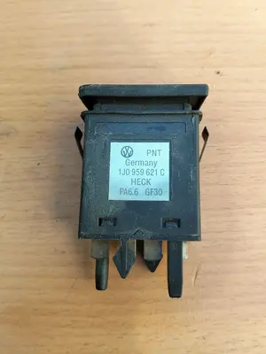 Foto de INTERRUPTOR VOLKSWAGEN GOLF IV BERLINA (1J1)(10.1997) 1.9 TDI (131 CV / 96 KW) referencia 1J0959621C foto 2