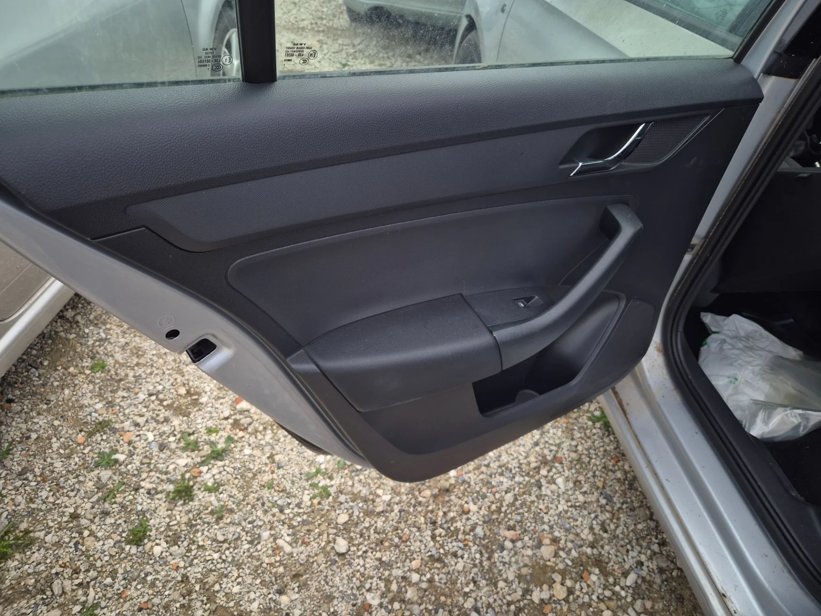 Foto de CERRADURA PUERTA TRASERA IZQUIERDA SKODA RAPID (NH) 1.2 8V TSI (86 CV / 63 KW) referencia 5TA839016Q