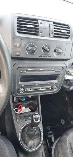 Foto de SISTEMA AUDIO / RADIO CD SKODA FABIA (5J2) 1.2  (60 CV / 44 KW)