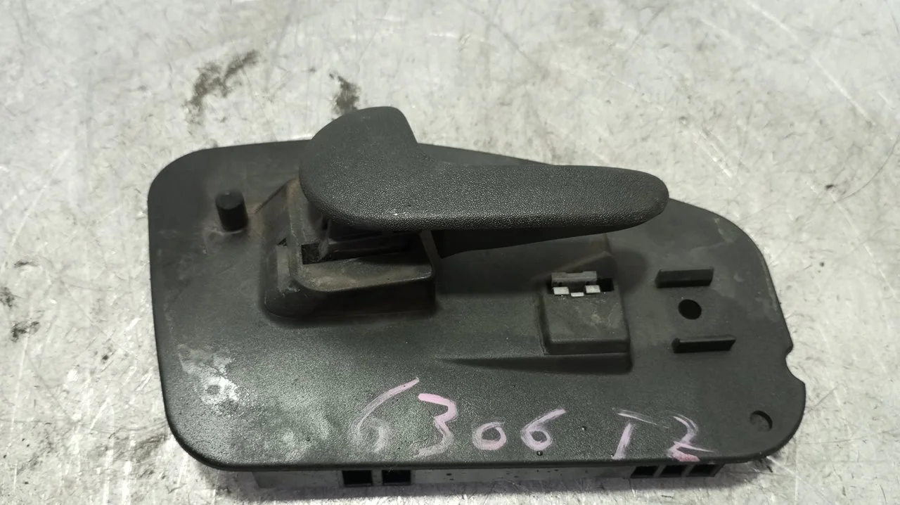 Foto de MANETA INTERIOR TRASERA IZQUIERDA OPEL CORSA C 1.2 16V CAT (Z 12 XE / LW4) (75 CV / 55 KW) referencia 13104269