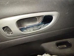 Foto de MANETA INTERIOR TRASERA DERECHA PEUGEOT 307 (S1)(04.2001) 1.6 16V CAT (109 CV / 80 KW) referencia 9143F5