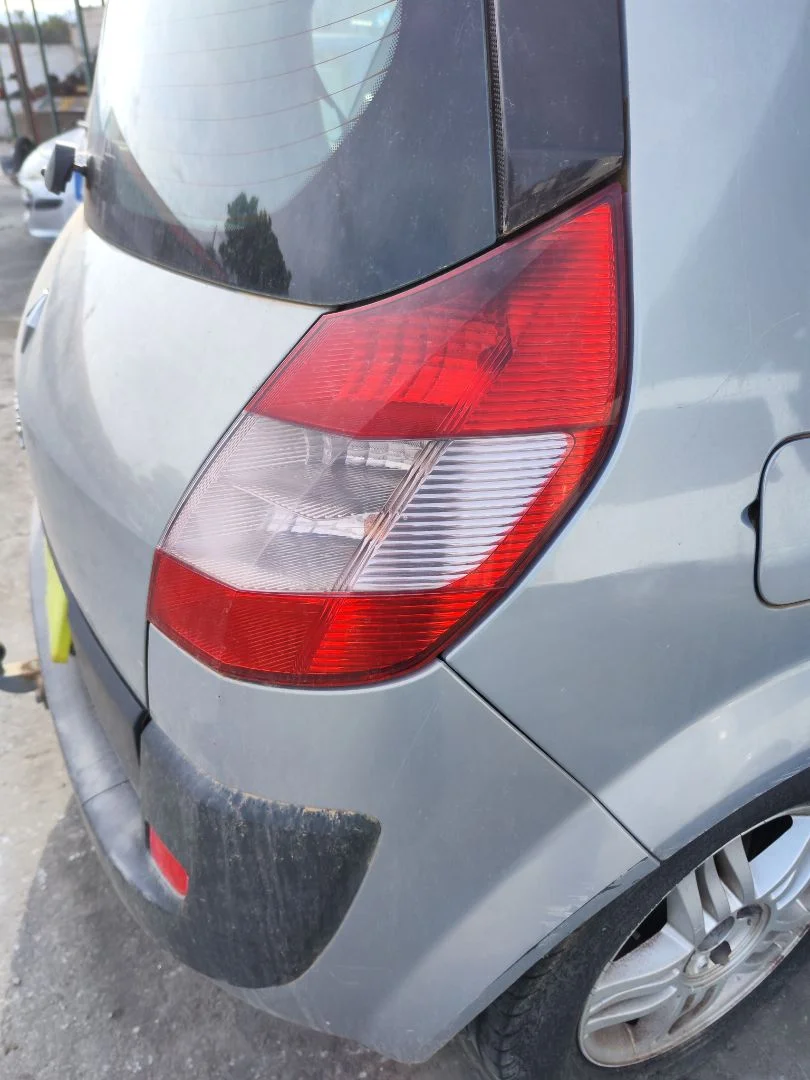 Foto de PILOTO TRASERO DERECHO RENAULT SCENIC II (JM) 1.9 dCi Diesel (120 CV / 88 KW) referencia 8200127702