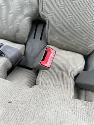 Foto de ENGANCHE CINTURON TRASERO CENTRAL NISSAN MICRA (K12E) 1.2 CAT (65 CV / 48 KW)