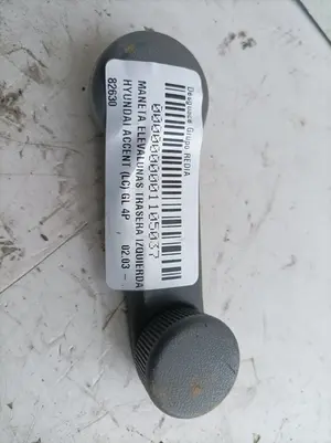Foto de MANETA ELEVALUNAS TRASERA IZQUIERDA HYUNDAI ACCENT (LC) 1.3 CAT (84 CV / 62 KW) referencia 82630