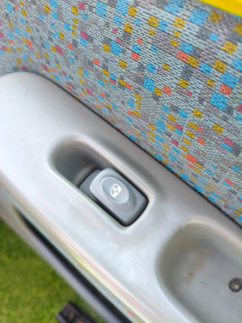 Foto de MANDO ELEVALUNAS DELANTERO DERECHO RENAULT TWINGO I (C06) 1.2 (75 CV / 55 KW)