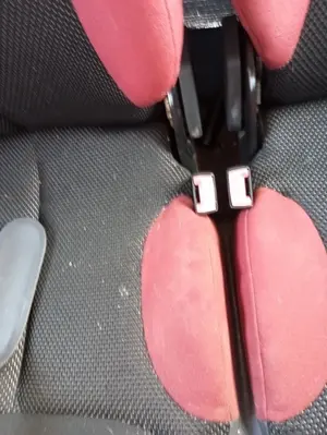 Foto de ENGANCHE CINTURON TRASERO IZQUIERDO CITROEN C2 1.4  (73 CV / 54 KW)