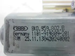 Foto de MOTOR ELEVALUNAS DELANTERO DERECHO PORSCHE CAYENNE (TIPO 92A) referencia 8K0959802B foto 3