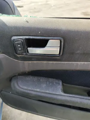 Foto de MANETA INTERIOR DELANTERA DERECHA FORD FOCUS BERLINA (CAP) 1.8 TDCi Turbodiesel CAT (116 CV / 85 KW) referencia 1470111