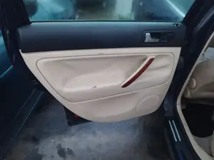 Foto de CERRADURA PUERTA TRASERA IZQUIERDA VOLKSWAGEN PASSAT BERLINA (3B3) 1.9 TDI (131 CV / 96 KW) referencia 3B4839016AL