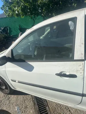 Foto de PUERTA DELANTERA IZQUIERDA RENAULT CLIO III 1.5 dCi Diesel (68 CV / 50 KW) referencia 7751476108