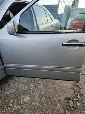 Foto de PUERTA DELANTERA IZQUIERDA MERCEDES-BENZ CLASE E (BM 210) BERLINA 3.0 Turbodiesel CAT (177 CV / 130 KW) referencia A210720150528