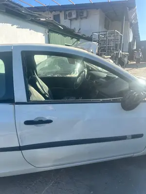 Foto de PUERTA DELANTERA DERECHA RENAULT CLIO III 1.5 dCi Diesel (68 CV / 50 KW) referencia 7751476109