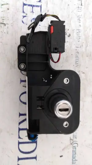 Foto de CERRADURA MALETERO / PORTON OPEL CORSA C 1.2 16V CAT (Z 12 XE / LW4) (75 CV / 55 KW) referencia 09183495
