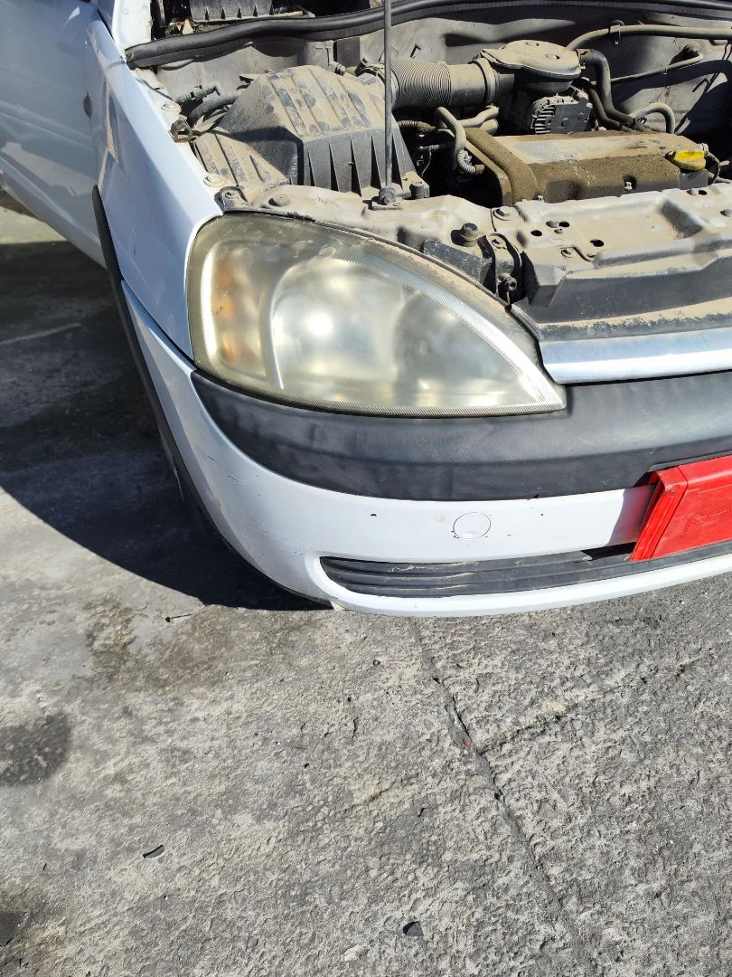 Foto de FARO DERECHO OPEL CORSA C 1.2 16V CAT (Z 12 XE / LW4) (75 CV / 55 KW) referencia 93185147