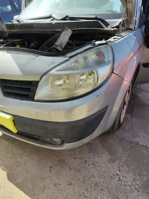 Foto de FARO IZQUIERDO RENAULT SCENIC II 1.5 dCi Diesel (101 CV / 74 KW) foto 1