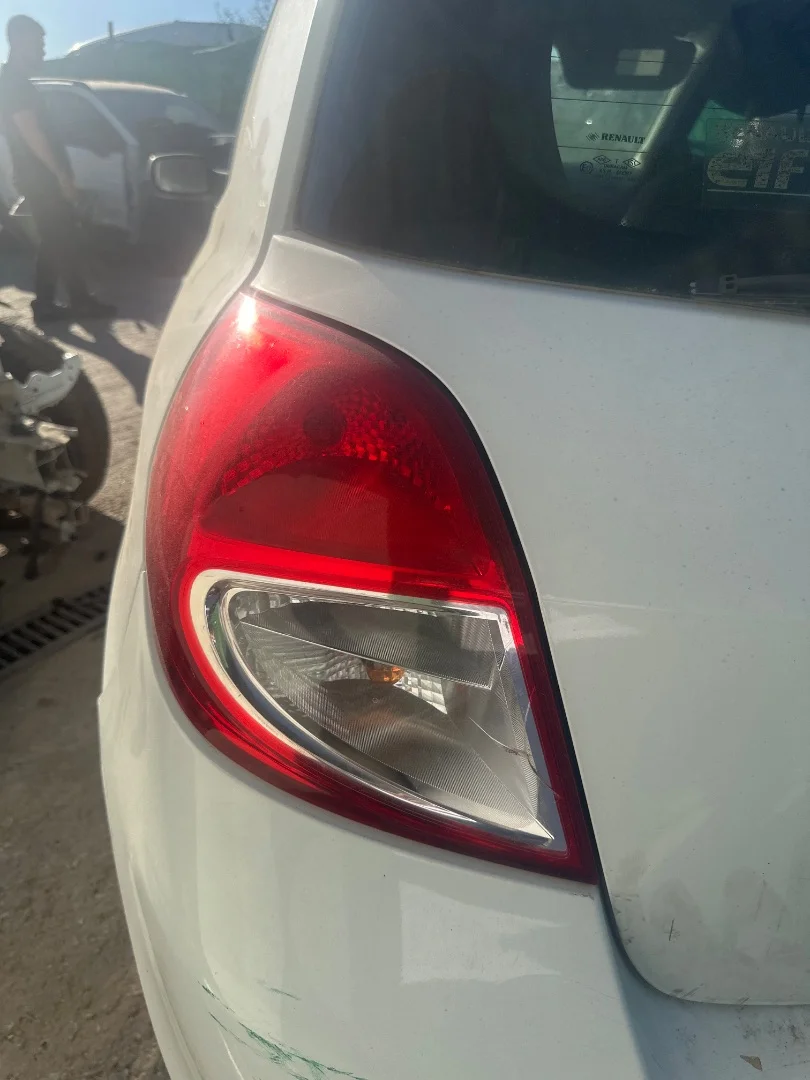 Foto de PILOTO TRASERO IZQUIERDO RENAULT CLIO III 1.5 dCi Diesel (68 CV / 50 KW) referencia 8200886944