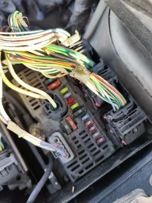 Foto de CAJA RELES / FUSIBLES CITROEN C4 BERLINA