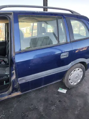 Foto de PUERTA TRASERA IZQUIERDA OPEL ZAFIRA A 1.6 16V (101 CV / 74 KW) referencia 13160996