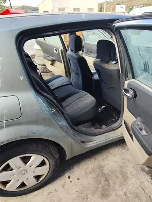 Foto de GOMAS CONTORNO PUERTA RENAULT MEGANE II BERLINA 5P 1.5 dCi Diesel (101 CV / 74 KW)