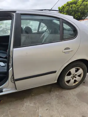 Foto de PUERTA TRASERA IZQUIERDA SEAT LEON (1M1) 1.6  (101 CV / 74 KW) referencia 1M0833055N