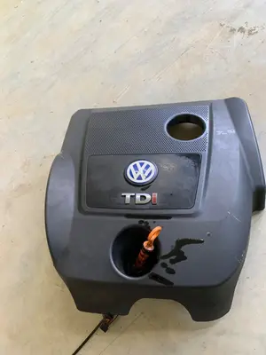 Foto de TAPA MOTOR VOLKSWAGEN GOLF IV BERLINA (1J1)(10.1997) 1.9 TDI (101 CV / 74 KW)