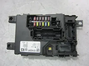 Foto de CAJA RELES / FUSIBLES OPEL CORSA D 1.2 16V CAT (Z 12 XEP / LB4) (80 CV / 59 KW) referencia 28084929