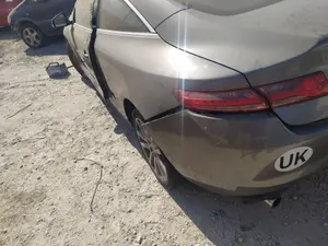 Foto de PILOTO TRASERO IZQUIERDO INTERIOR RENAULT LAGUNA III COUPE 2.0 dCi Diesel FAP (150 CV / 110 KW)