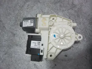 Foto de MOTOR ELEVALUNAS DELANTERO DERECHO FIAT 500X (334) 2.0 16V Multijet CAT (140 CV / 103 KW) referencia C37722103