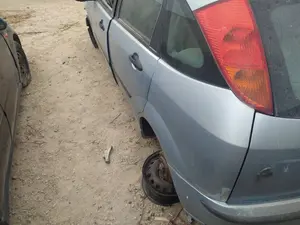Foto de MANETA EXTERIOR TRASERA IZQUIERDA FORD FOCUS BERLINA (CAK) 1.8 TDDI Turbodiesel CAT (90 CV / 66 KW) referencia 1107182
