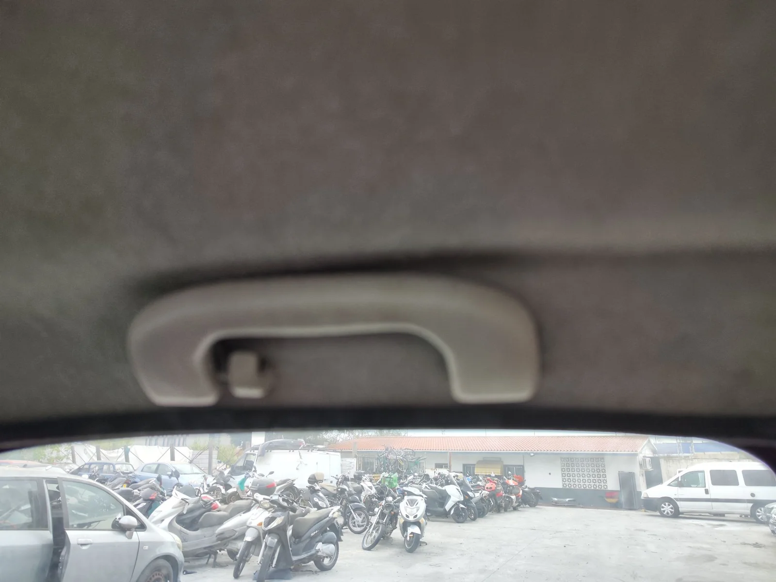 Foto de ASIDERO TECHO TRASERO IZQUIERDO OPEL CORSA C 1.2 16V CAT (Z 12 XEP / LB4) (80 CV / 59 KW) referencia 13110329