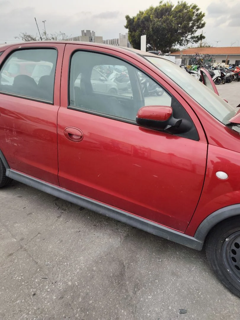 Foto de PUERTA DELANTERA DERECHA OPEL CORSA C 1.2 16V CAT (Z 12 XEP / LB4) (80 CV / 59 KW) referencia 13114684