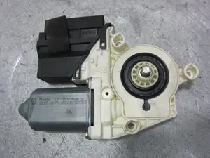 Foto de MOTOR ELEVALUNAS DELANTERO DERECHO SEAT IBIZA (6L1) referencia 101387102