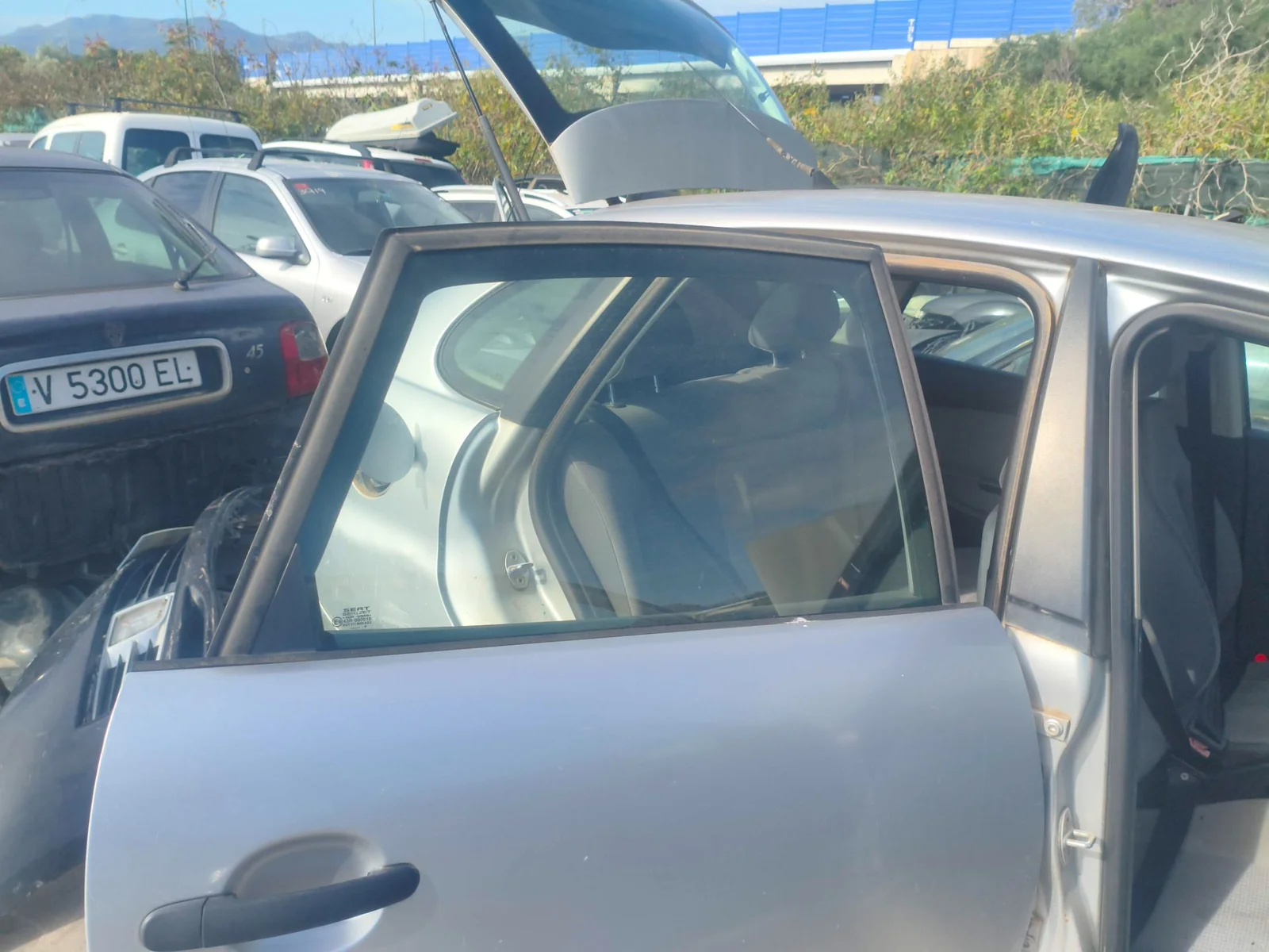 Foto de LUNA TRASERA DERECHA SEAT IBIZA (6L1) 1.4 16V (75 CV / 55 KW) referencia 6L4845026A