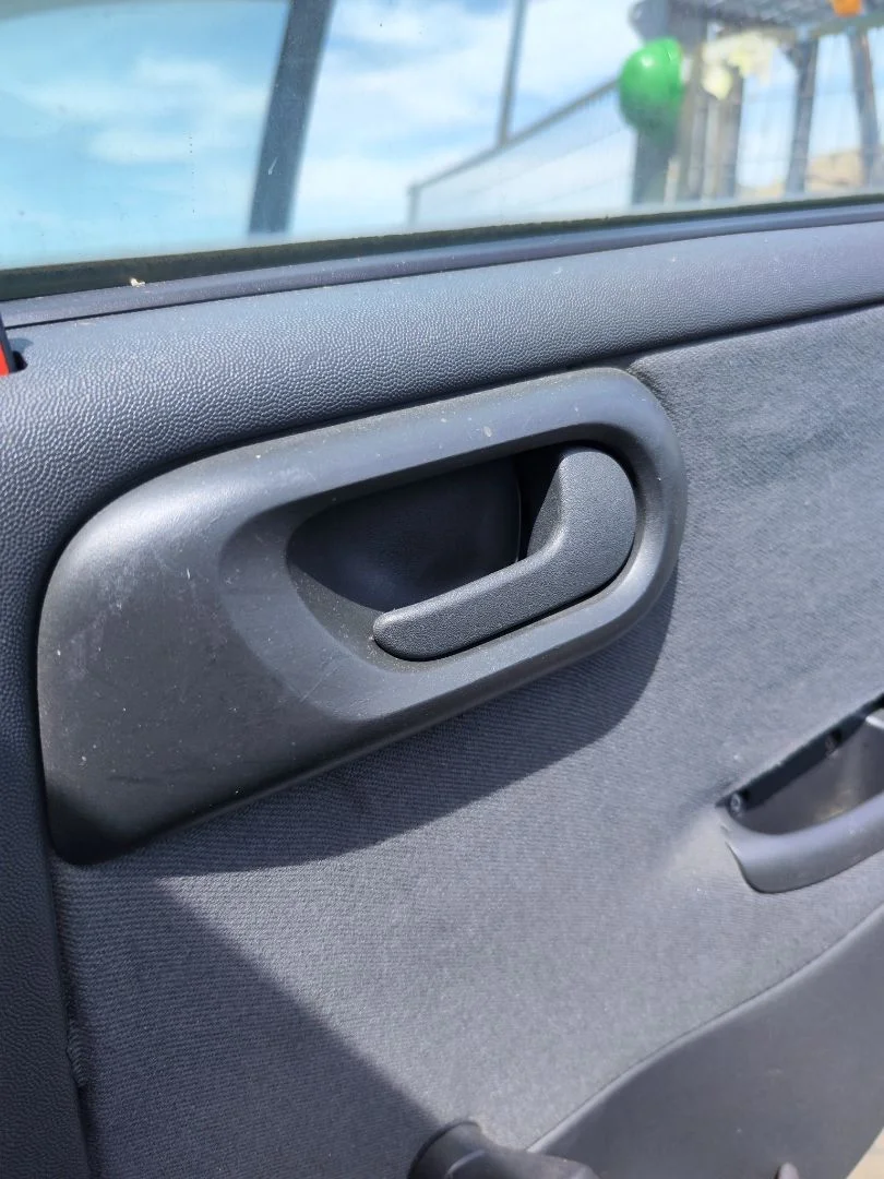 Foto de MANETA INTERIOR TRASERA DERECHA OPEL CORSA C 1.2 16V CAT (Z 12 XE / LW4) (75 CV / 55 KW) referencia 13122299