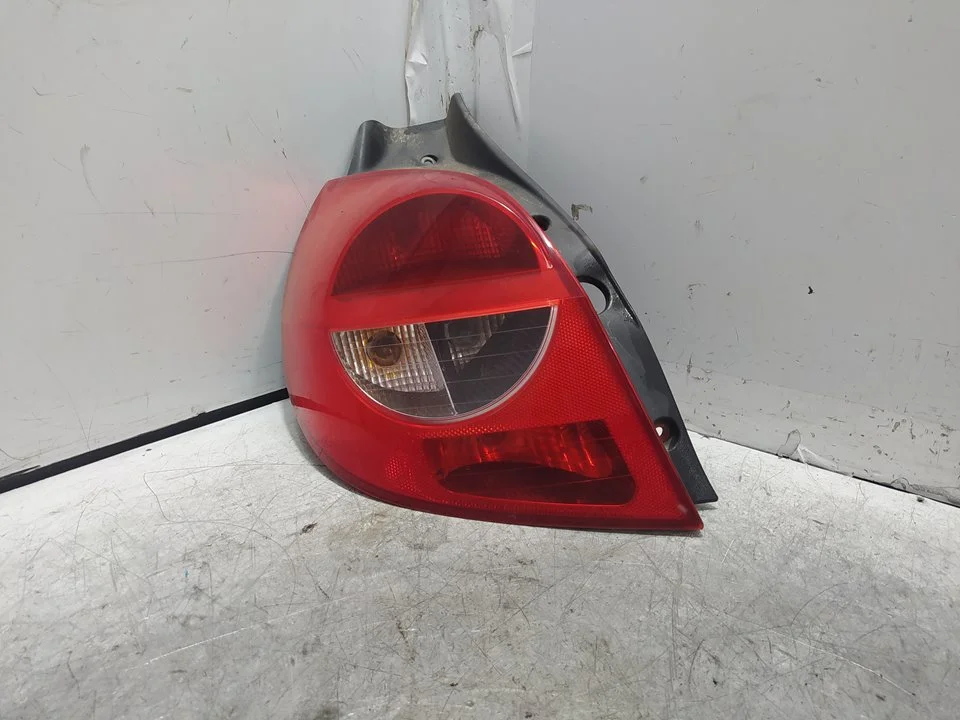 Foto de PILOTO TRASERO IZQUIERDO RENAULT CLIO III 1.5 dCi Diesel (68 CV / 50 KW) referencia 8200459962