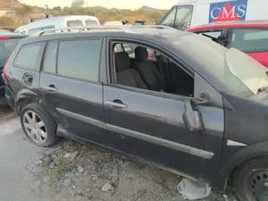 Foto de PUERTA DELANTERA DERECHA RENAULT MEGANE II GRANDTOUR 1.9 dCi Diesel FAP (131 CV / 96 KW) referencia 7751473729