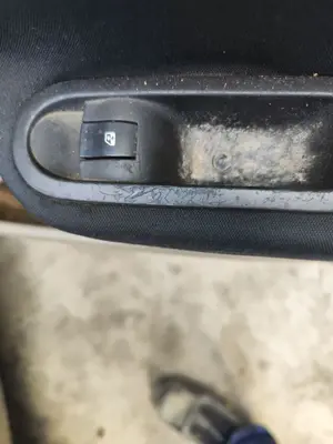 Foto de MANDO ELEVALUNAS TRASERO DERECHO RENAULT MEGANE II BERLINA 5P 1.5 dCi Diesel (101 CV / 74 KW)