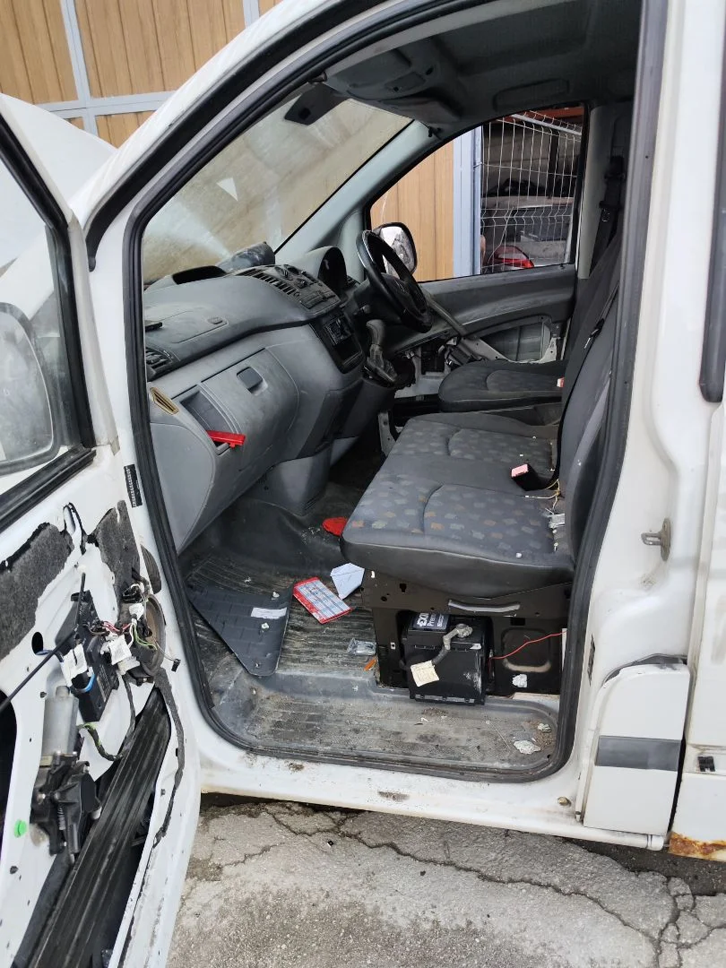 Foto de GOMAS CONTORNO PUERTA MERCEDES-BENZ VITO FURGÓN (639) 2.1 CDI CAT (109 CV / 80 KW)