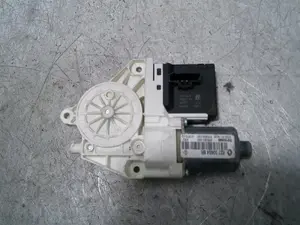 Foto de MOTOR ELEVALUNAS TRASERO DERECHO RENAULT MEGANE III BERLINA 5P 1.5 dCi Diesel (106 CV / 78 KW) referencia 827306548R
