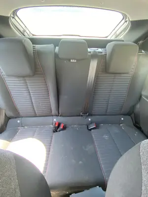 Foto de ASIENTO TRASERO MEDIO PEUGEOT 208 (P2) 1.2 PureTech (74 CV / 55 KW)