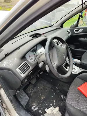 Foto de SALPICADERO PEUGEOT 307 BREAK/ SW (S2) 2.0 16V HDi FAP CAT (RHR / DW10BTED4) (136 CV / 100 KW) referencia 821165