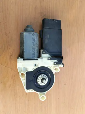 Foto de MOTOR ELEVALUNAS DELANTERO IZQUIERDO VOLKSWAGEN GOLF IV BERLINA (1J1)(10.1997) 1.9 TDI (131 CV / 96 KW) referencia 1C2959801A foto 2