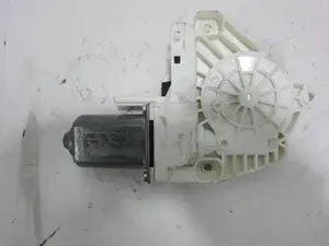 Foto de MOTOR ELEVALUNAS DELANTERO DERECHO PORSCHE CAYENNE (TIPO 92A) referencia 8K0959802B foto 2
