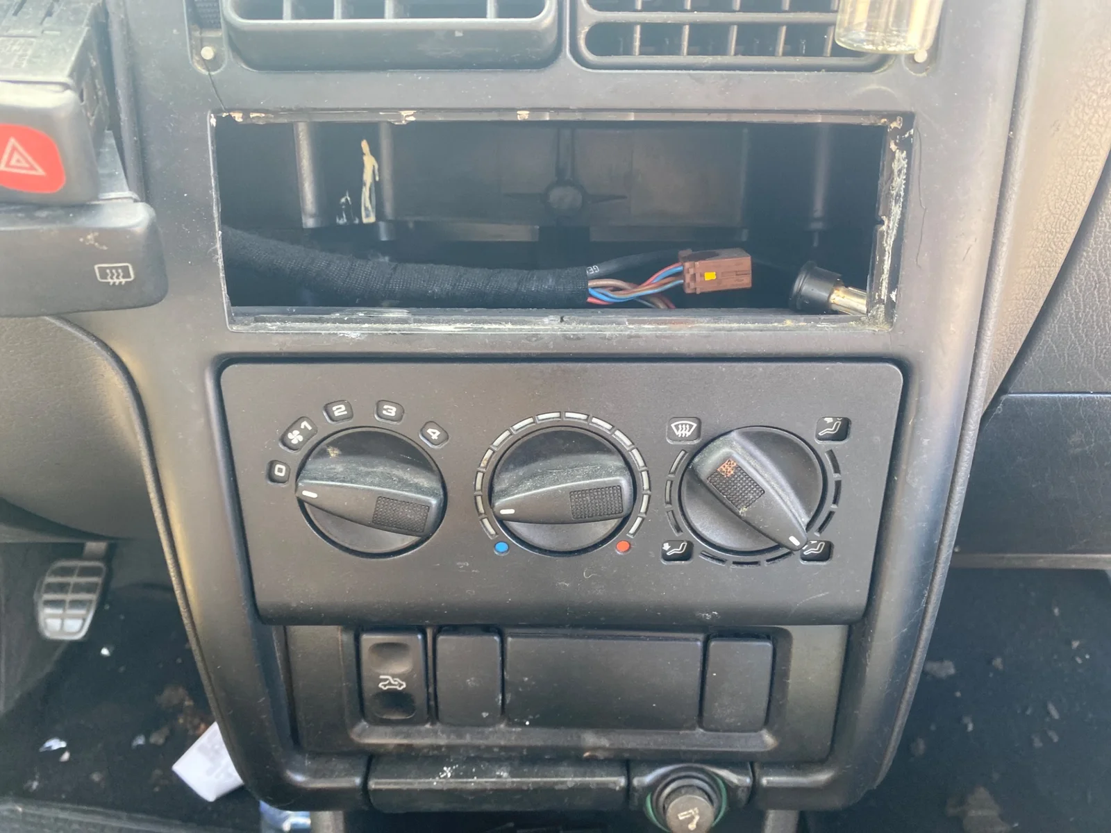 Foto de MANDO CALEFACCION / AIRE ACONDICIONADO VOLKSWAGEN POLO III (6N1) 1.4 (60 CV / 44 KW) referencia 6N0819045B