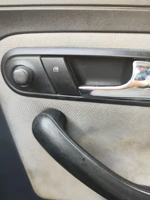Foto de MANDO ELEVALUNAS DELANTERO DERECHO SEAT IBIZA (6L1) 1.9 TDI (101 CV / 74 KW)